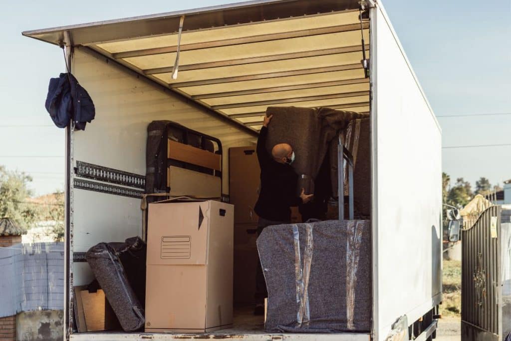 déménageurs qui remplissent un camion