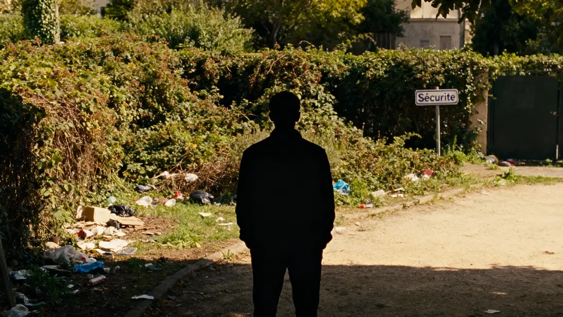 Silhouette devant jardin encombré ronces et déchets panneau sécurité
